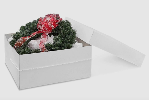 Рождественские венки можно убрать в круглую коробку для шляпы или торта