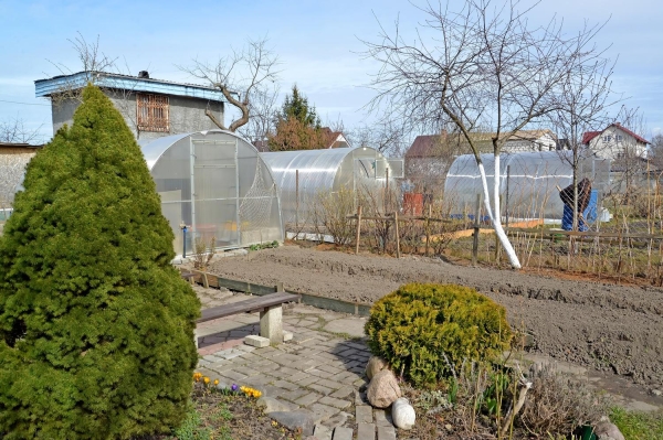 Подготовку загородного участка и дома к весенне-летнему сезону надо начинать с генеральной уборки газона